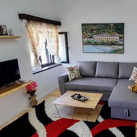 Apartment Sweet Aria *